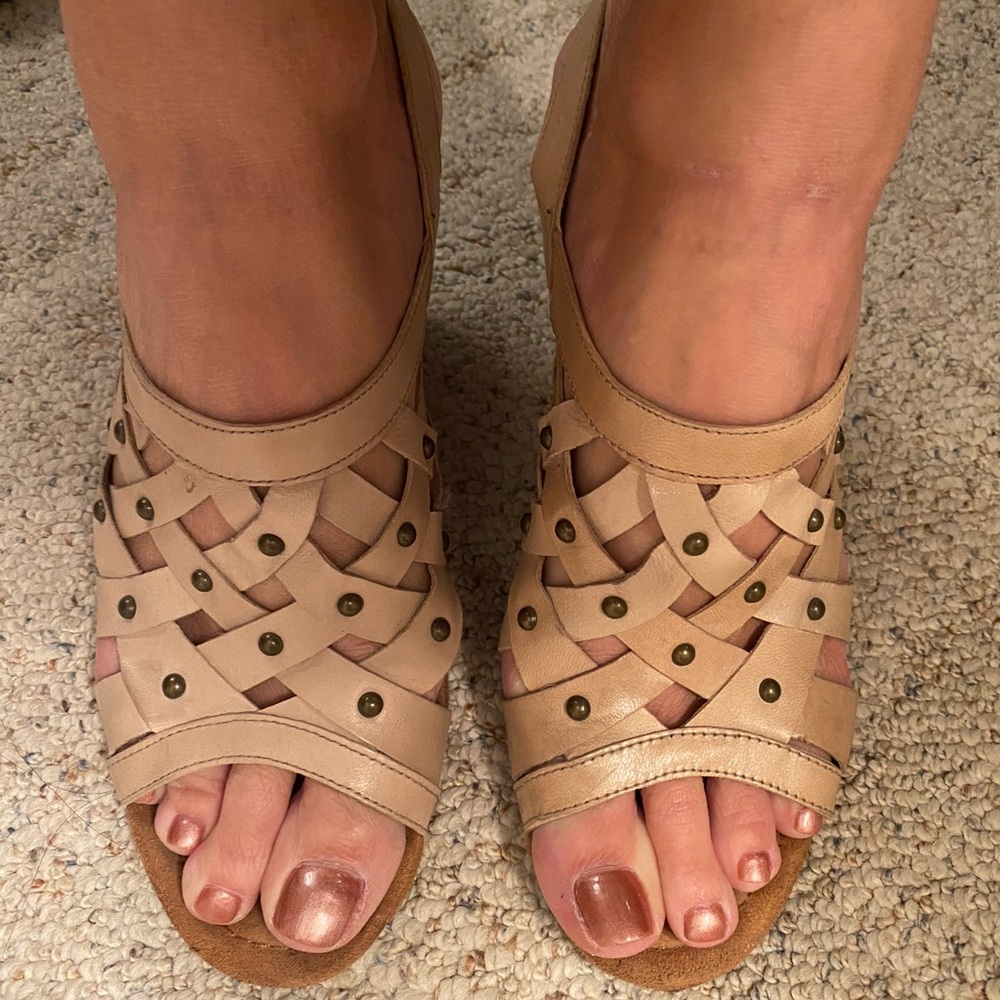 Bare Traps strap sandal. Genuine leather. Very comfortable. 3 1/4”heel.
